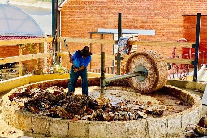 Private Tour, all inclusive: Tlacochahuaya, Mezcal, Teotitlán del Valle - Stop 1: Teotitlán del Valle and the wool rug tradition