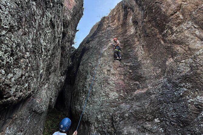 Rock climbing in Oaxaca with local climbers - 7:30 AM Warm-Up and Safety Instructions That Keep You Relaxed